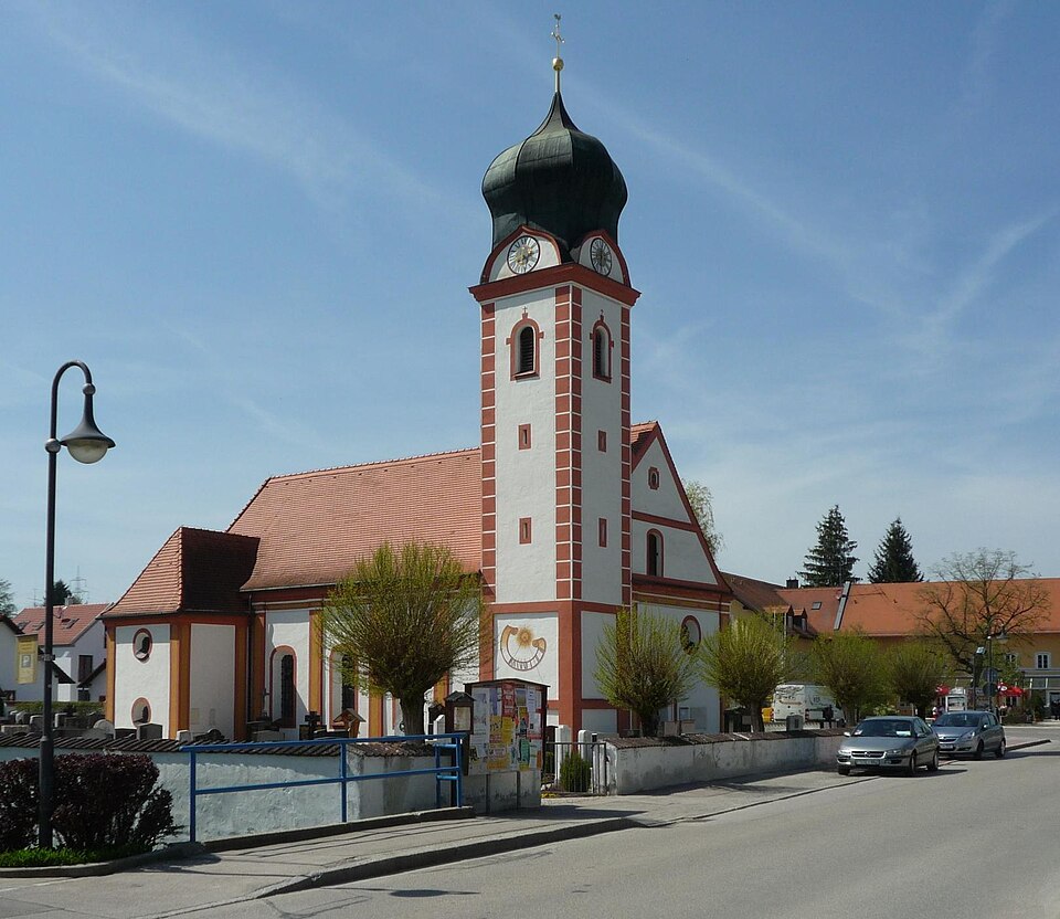 Fenster-Gurus in Langenbach – Kirche (Foto: Vuxi) Kirche in Langenbach – Fenster-Gurus vermittelt Fachbetriebe in Langenbach