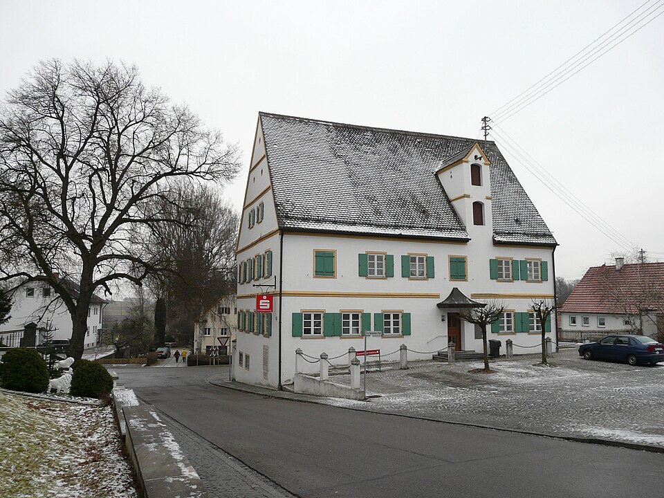 Fenster-Gurus in Langerringen – Amtshaus (Foto: Flodur63) Amtshaus in Langerringen – Fenster-Gurus vermittelt Fachbetriebe in Langerringen