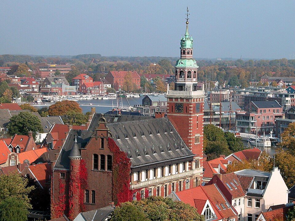 Fenster-Fachbetriebe in Leer (Ostfriesland): Leer Rathaus Hafen