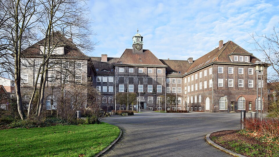 Fenster-Fachbetriebe in Lehrte: Rathaus – Foto: Hydro Fenster-Fachbetriebe in Lehrte: Rathaus