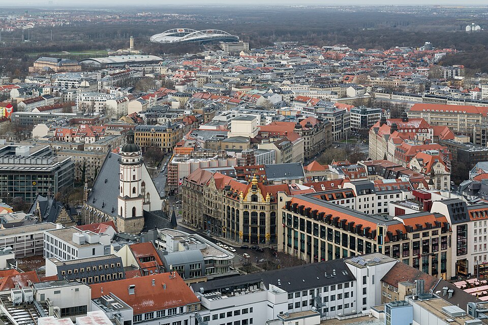 Fenster-Fachbetriebe in Leipzig: Innenstadt mit Thomaskirche von Panorama – Foto: Tuxyso Fenster-Fachbetriebe in Leipzig: Innenstadt mit Thomaskirche von Panorama