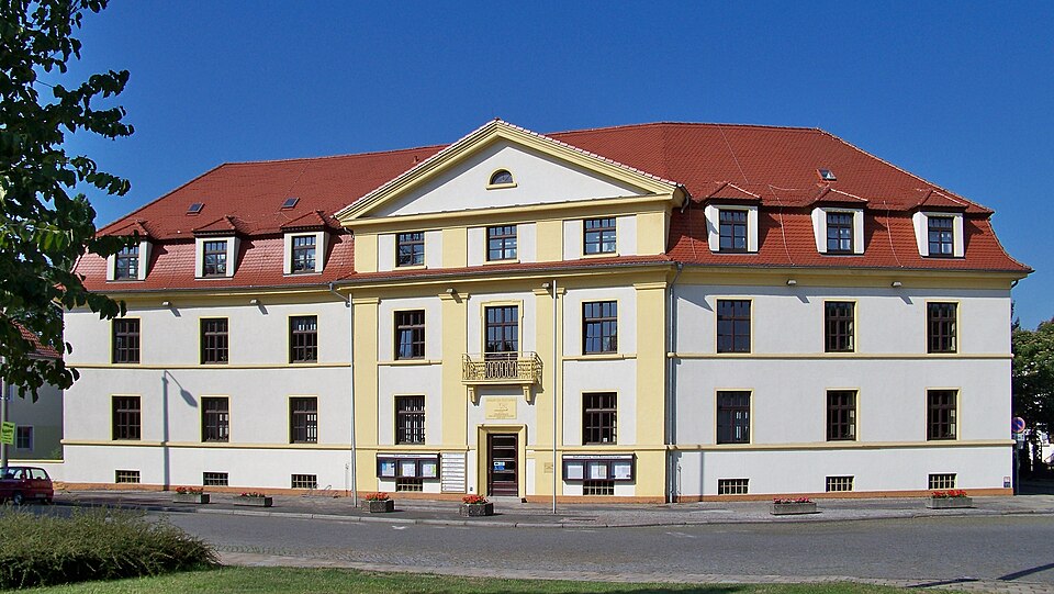 Fenster-Fachbetriebe in Leuna: Rathaus – Foto: Joeb07 Fenster-Fachbetriebe in Leuna: Rathaus