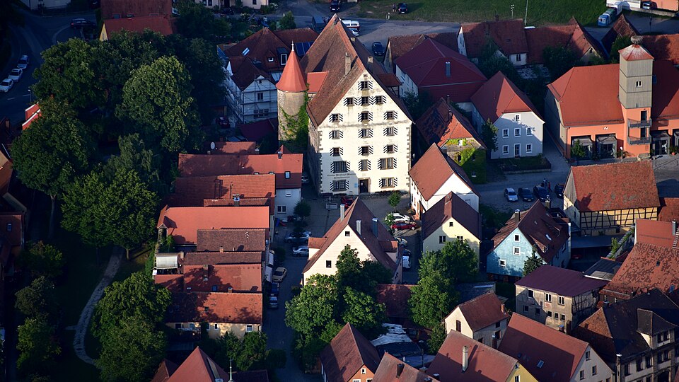 Fenster-Fachbetriebe in Leutershausen: Ehemaliges markgräfliches Stadtschloss – Foto: Wolkenkratzer Fenster-Fachbetriebe in Leutershausen: Ehemaliges markgräfliches Stadtschloss