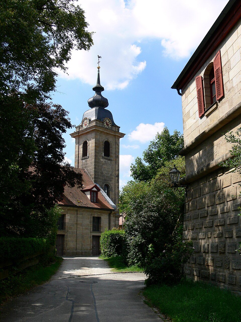 Dreieinigkeitskirche in Lichtenau – Fenster-Gurus vermittelt Fachbetriebe in Lichtenau