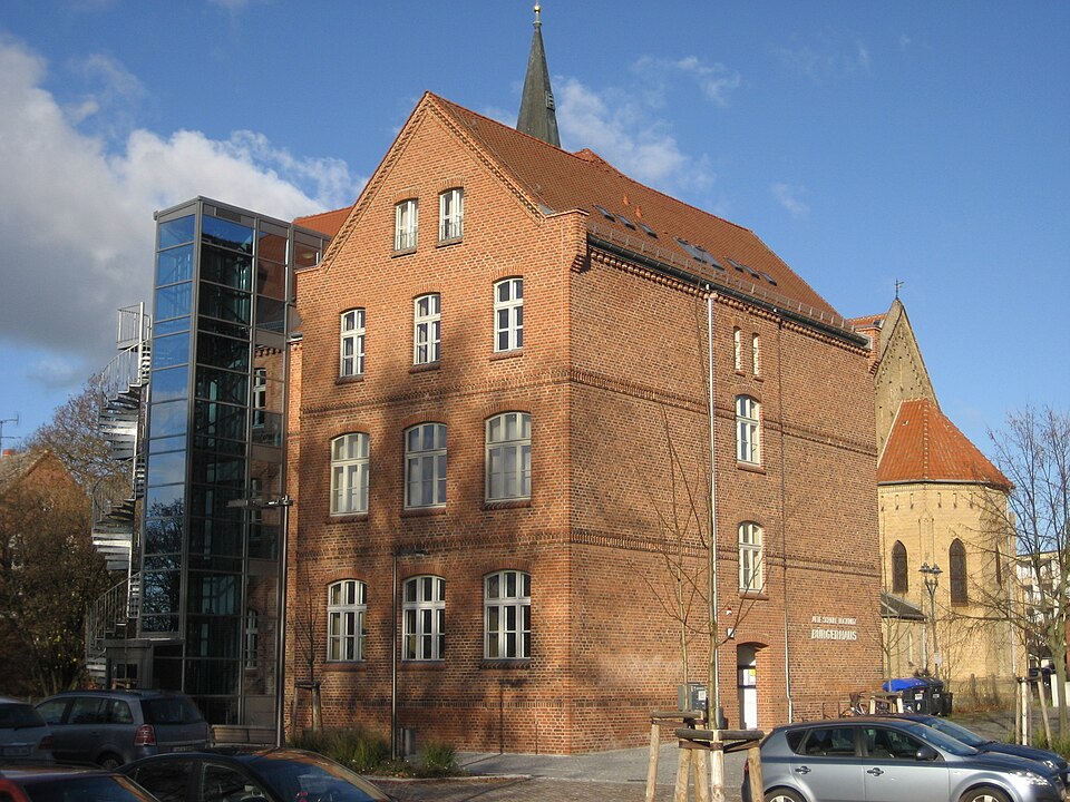 Bürgerhaus in Löcknitz – Fenster-Gurus vermittelt Fachbetriebe in Löcknitz