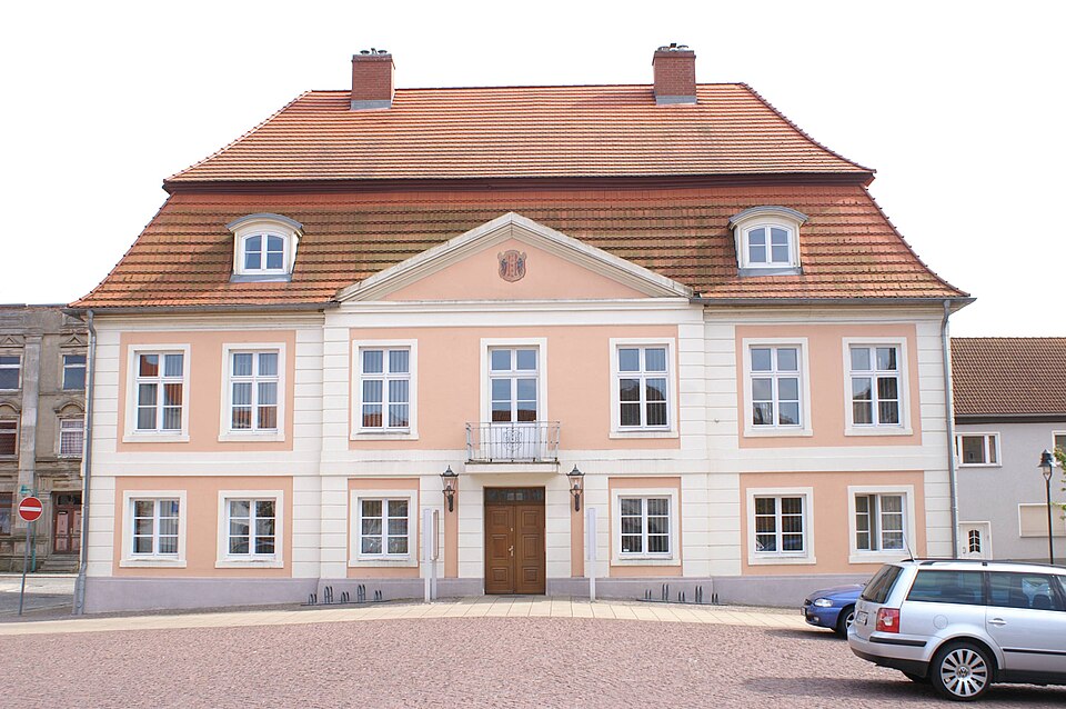 Rathaus in Loitz – Fenster-Gurus vermittelt Fachbetriebe in Loitz