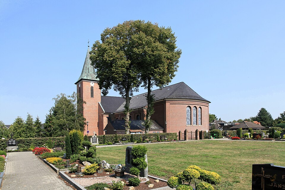 Fenster-Gurus in Lorup – Kirchkamp, Friedhof (Foto: Frank Vincentz) Kirchkamp, Friedhof in Lorup – Fenster-Gurus vermittelt Fachbetriebe in Lorup
