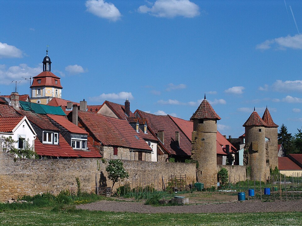 Fenster-Gurus in Mainbernheim – Ansicht von Mainbernheim (Foto: Tilman2007) Fenster-Gurus in Mainbernheim – Ansicht von Mainbernheim
