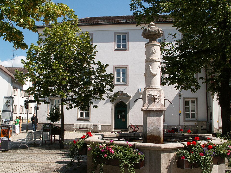 Fenster-Fachbetriebe in Marktoberdorf: MOD, Amtshaus ehem, Marktbrunnen