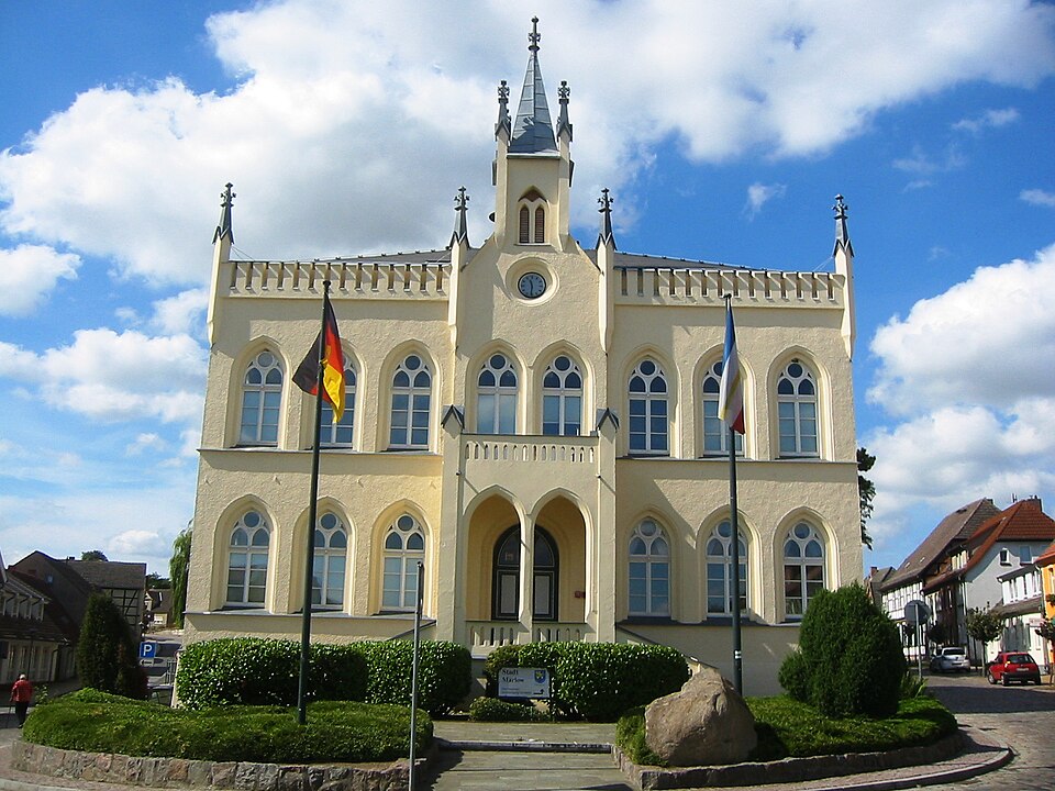 Rathaus in Marlow – Fenster-Gurus vermittelt Fachbetriebe in Marlow