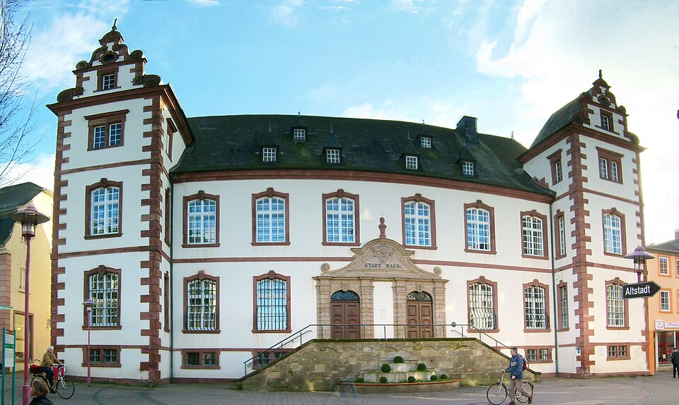 Fenster-Fachbetriebe in Merzig: Rathaus – Foto: Lokilech Fenster-Fachbetriebe in Merzig: Rathaus