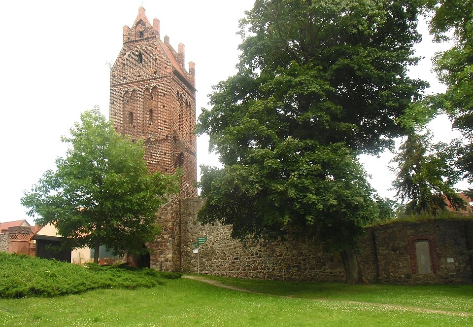Fenster-Fachbetriebe in Müncheberg: Stadtmauer mit Berliner Torturm – Foto: Kvikk Fenster-Fachbetriebe in Müncheberg: Stadtmauer mit Berliner Torturm