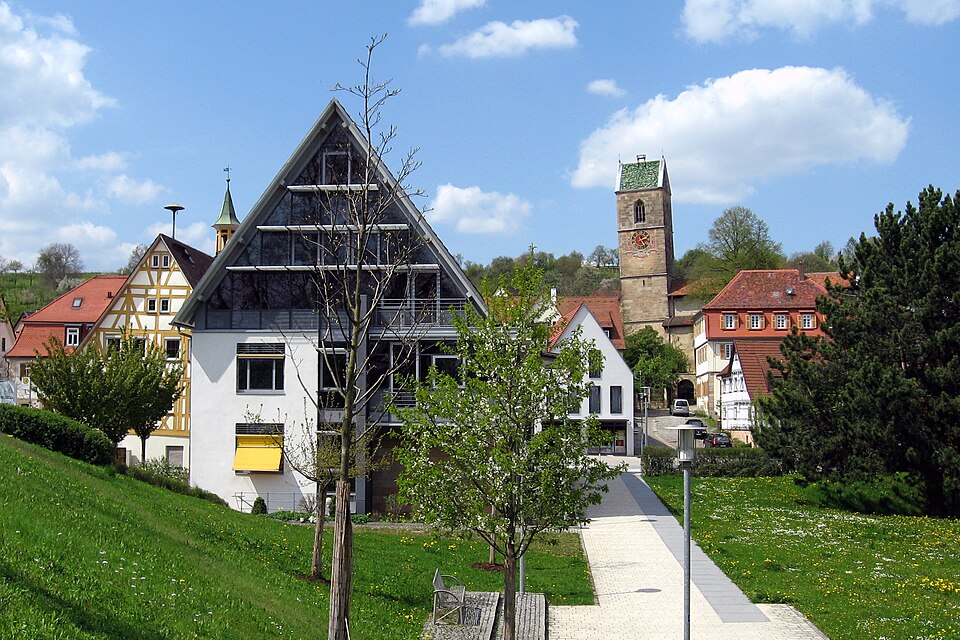 Rathaus und Kirche in Neckartailfingen – Fenster-Gurus vermittelt Fachbetriebe in Neckartailfingen