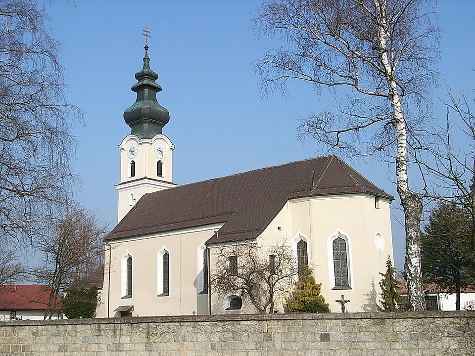 Pfarrkirche in Neukirchen vorm Wald – Fenster-Gurus vermittelt Fachbetriebe in Neukirchen vorm Wald