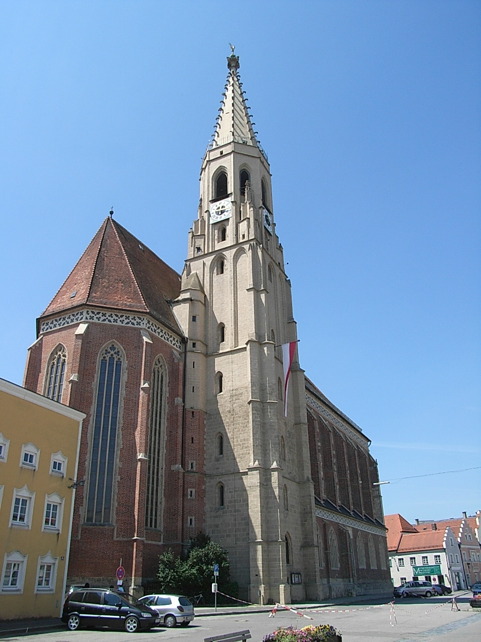 Fenster-Fachbetriebe in Neuötting: Pfarrkirche – Foto: Konrad Lackerbeck Fenster-Fachbetriebe in Neuötting: Pfarrkirche