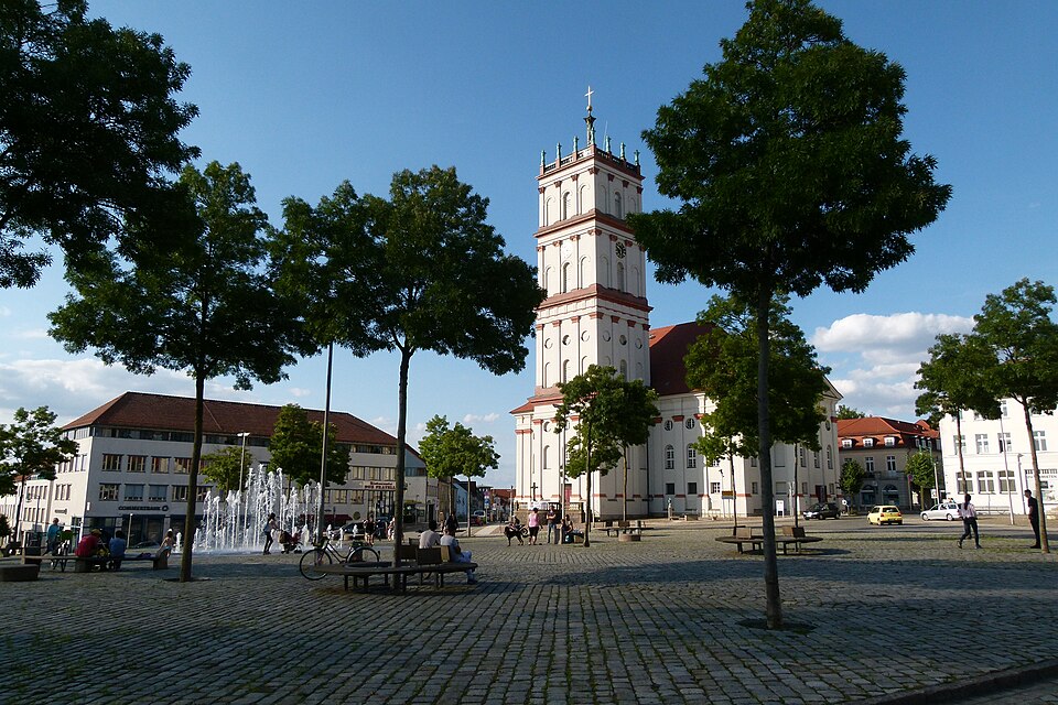 Fenster-Fachbetriebe in Neustrelitz: Marktplatz mit Stadtkirche