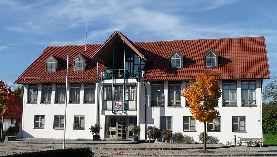 Rathaus in Niederaichbach – Fenster-Gurus vermittelt Fachbetriebe in Niederaichbach