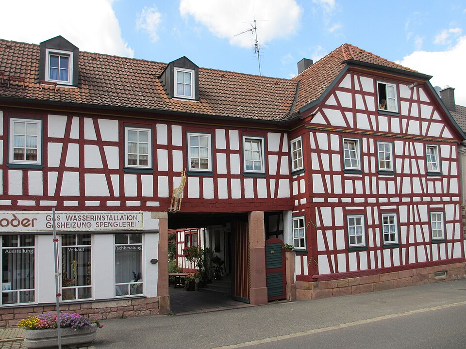Hauptstraße in Niedernberg – Fenster-Gurus vermittelt Fachbetriebe in Niedernberg