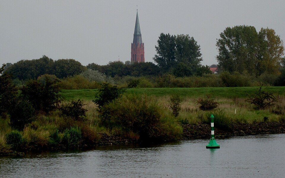 Fenster-Fachbetriebe in Nienburg/Weser: Weser Nienburg Martinskirche – Foto: Corradox Fenster-Fachbetriebe in Nienburg/Weser: Weser Nienburg Martinskirche