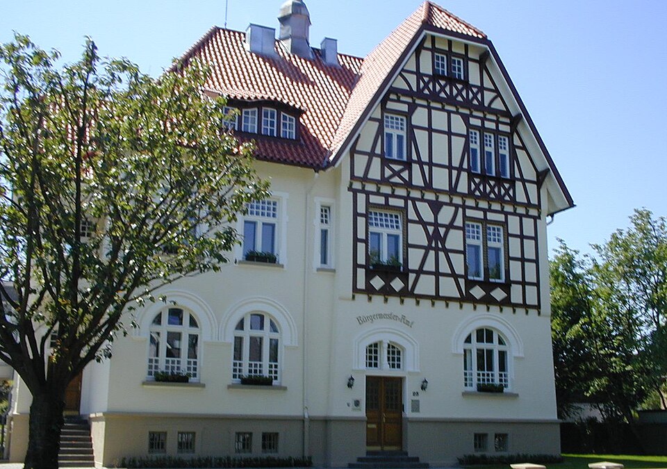 Fenster-Fachbetriebe in Nörvenich: Rathaus – Foto: Papa1234 Fenster-Fachbetriebe in Nörvenich: Rathaus