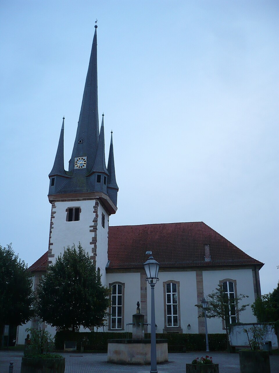 Fenster-Gurus in Oberaula – Kirche (Foto: Gelli63) Kirche in Oberaula – Fenster-Gurus vermittelt Fachbetriebe in Oberaula