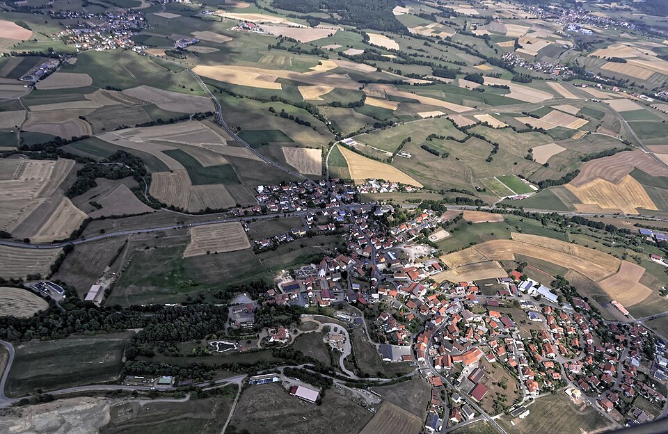 Fenster-Gurus in Oberleichtersbach – Ansicht von Oberleichtersbach (Foto: Ra Boe) Fenster-Gurus in Oberleichtersbach – Ansicht von Oberleichtersbach