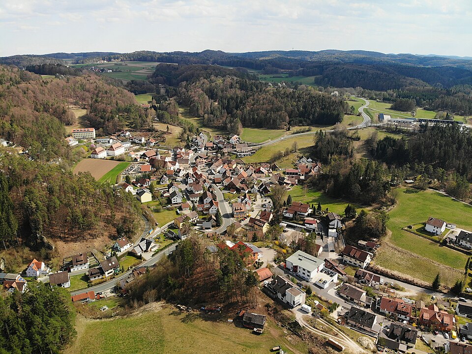 Fenster-Gurus in Obertrubach – Ansicht von Obertrubach (Foto: HaSe) Fenster-Gurus in Obertrubach – Ansicht von Obertrubach