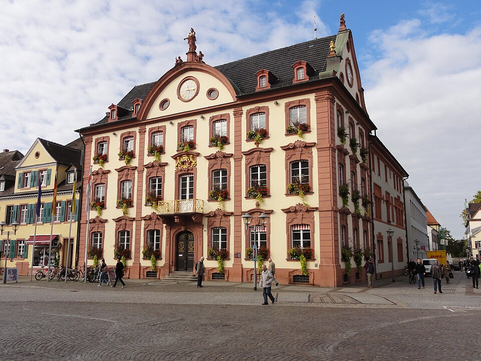 Fenster-Fachbetriebe in Offenburg: Rathaus – Foto: Ralph Hammann - Wikimedia Commons Fenster-Fachbetriebe in Offenburg: Rathaus