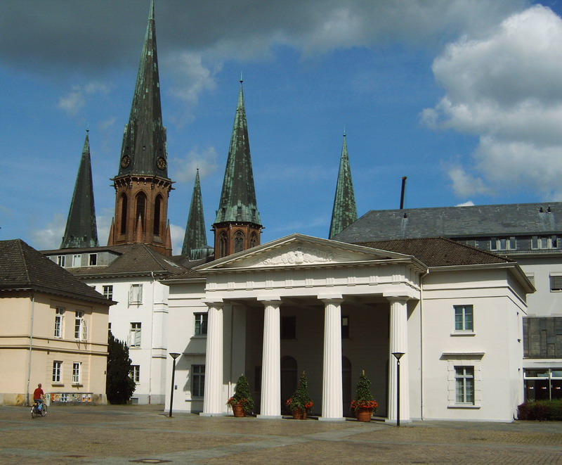 Fenster-Fachbetriebe in Oldenburg: Schlosswache mit Lambertikirche – Foto: Marvins21 Fenster-Fachbetriebe in Oldenburg: Schlosswache mit Lambertikirche