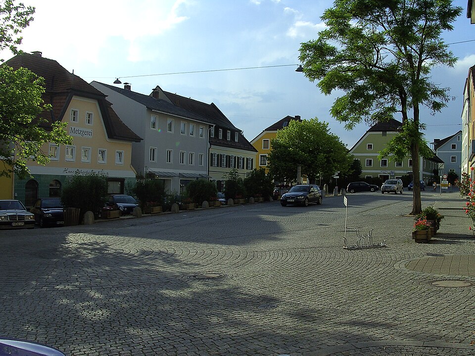 Fenster-Fachbetriebe in Ortenburg: Marktplatz – Foto: User:High Contrast Fenster-Fachbetriebe in Ortenburg: Marktplatz