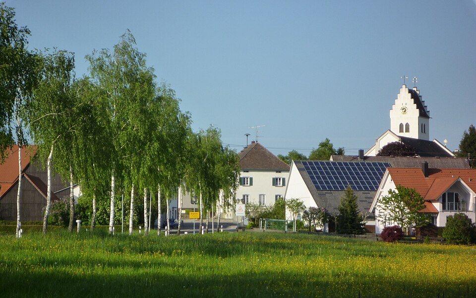 Fenster-Fachbetriebe in Ostrach: Birkenallee, Kirche St. Blasius Burgweiler – Foto: Franzfoto Fenster-Fachbetriebe in Ostrach: Birkenallee, Kirche St. Blasius Burgweiler