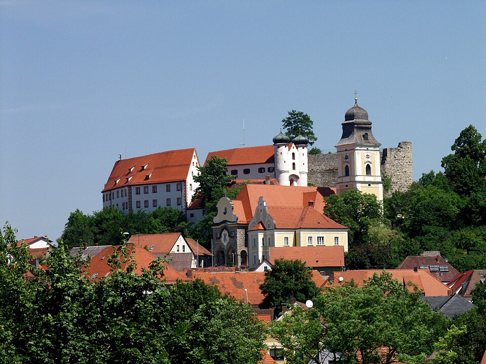 Fenster-Fachbetriebe in Parsberg: Ortsansicht Burg Kirche – Foto: Burgmuseum Parsberg Fenster-Fachbetriebe in Parsberg: Ortsansicht Burg Kirche