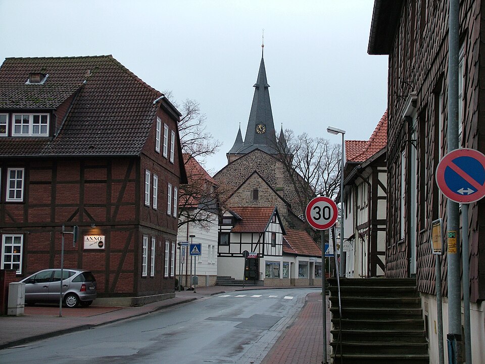 Fenster-Fachbetriebe in Pattensen: Dammstrasse – Foto: Wikimedia-Autor Fenster-Fachbetriebe in Pattensen: Dammstrasse