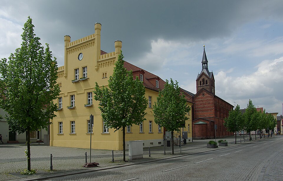 Fenster-Fachbetriebe in Peitz: Rathaus und Kirche – Foto: Stefan Fussan Fenster-Fachbetriebe in Peitz: Rathaus und Kirche