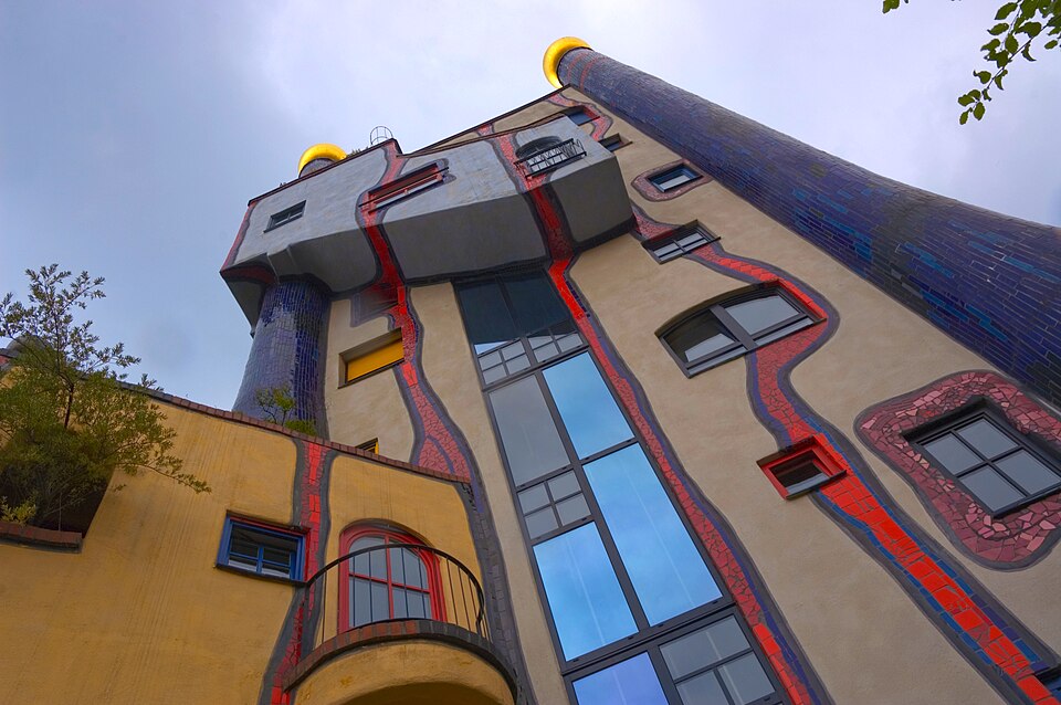 Fenster-Fachbetriebe in Plochingen: Hundertwasserhaus – Foto: Anita Hummel Fenster-Fachbetriebe in Plochingen: Hundertwasserhaus
