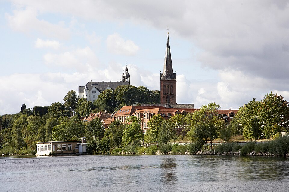 Fenster-Fachbetriebe in Plön: Nikolaikirche und Schloss
