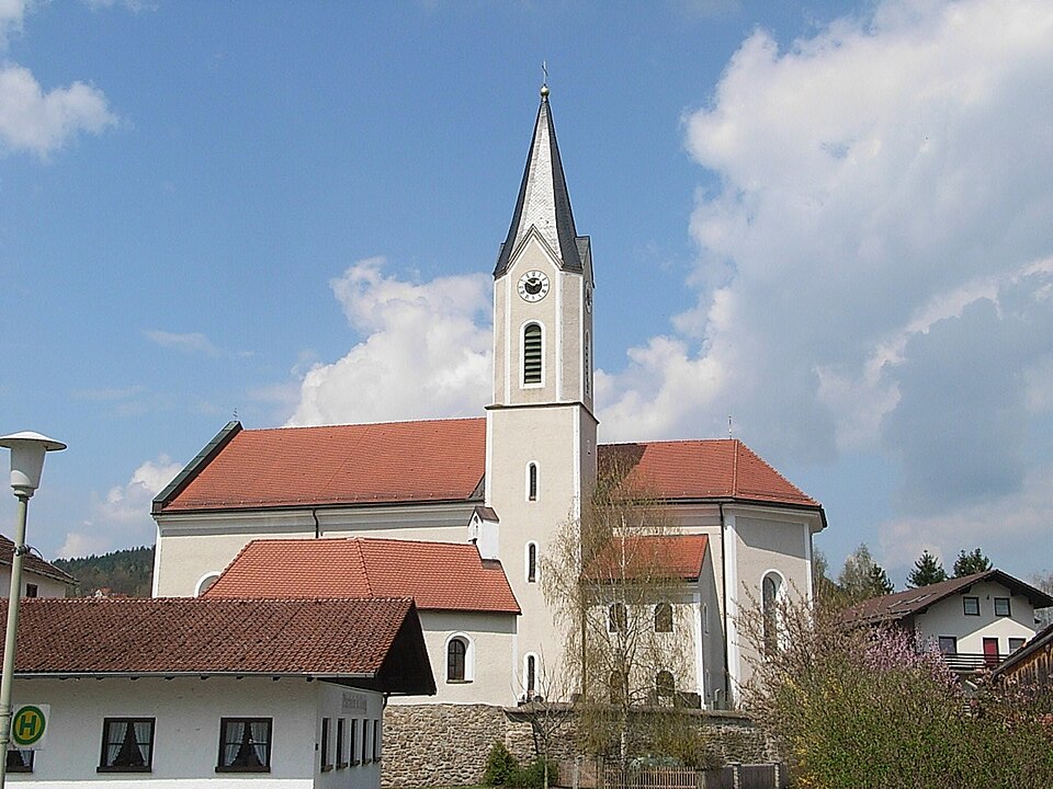 Fenster-Gurus in Prackenbach – Pfarrkirche (Foto: Konrad Lackerbeck) Pfarrkirche in Prackenbach – Fenster-Gurus vermittelt Fachbetriebe in Prackenbach
