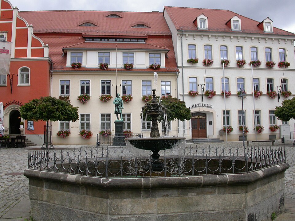 Fenster-Fachbetriebe in Pulsnitz: Markt Rathaus – Foto: Anaximander Fenster-Fachbetriebe in Pulsnitz: Markt Rathaus