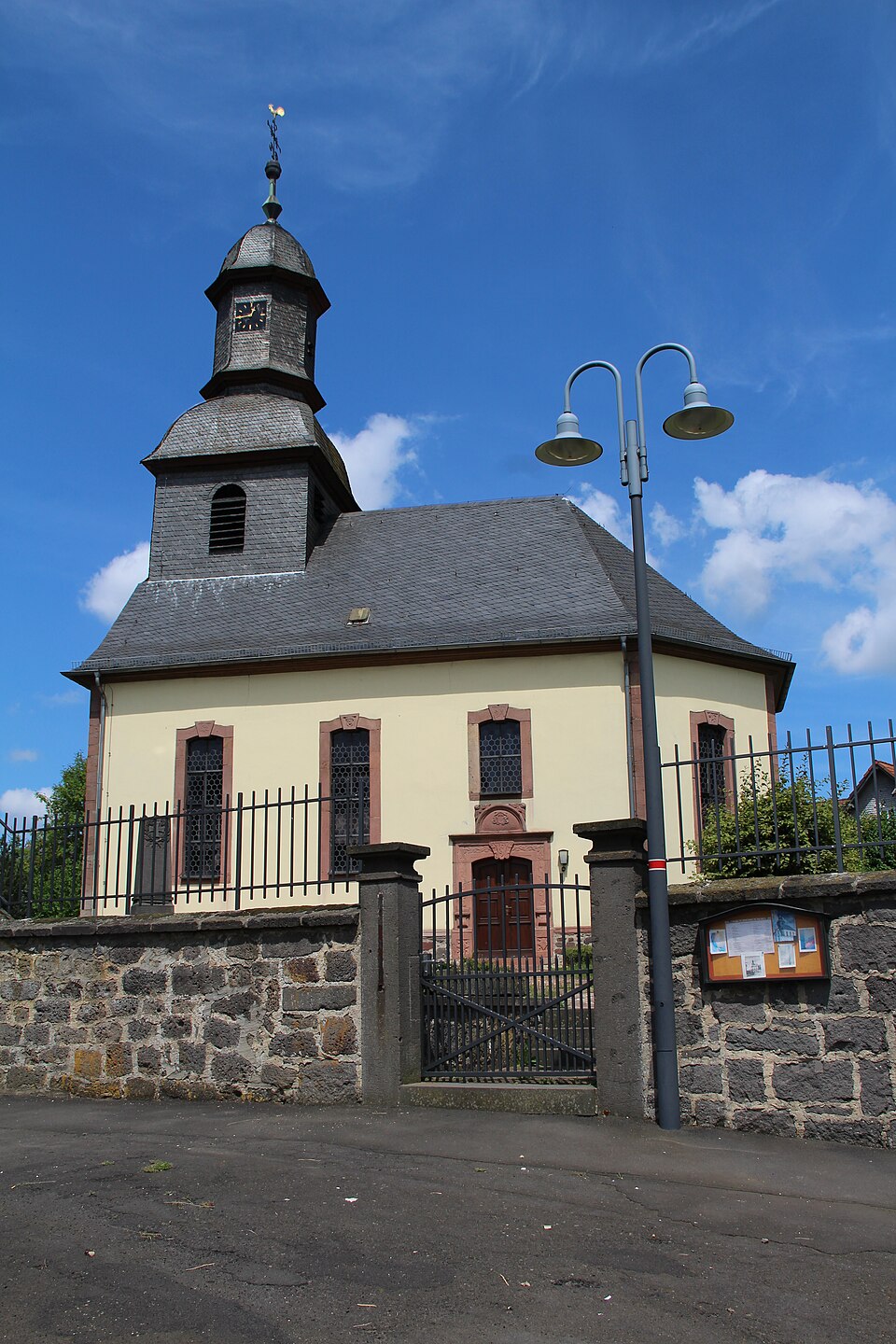 Fenster-Fachbetriebe in Rabenau: Evangelische Kirche – Foto: Gerold Rosenberg 11:27, 19 July 2014 Fenster-Fachbetriebe in Rabenau: Evangelische Kirche