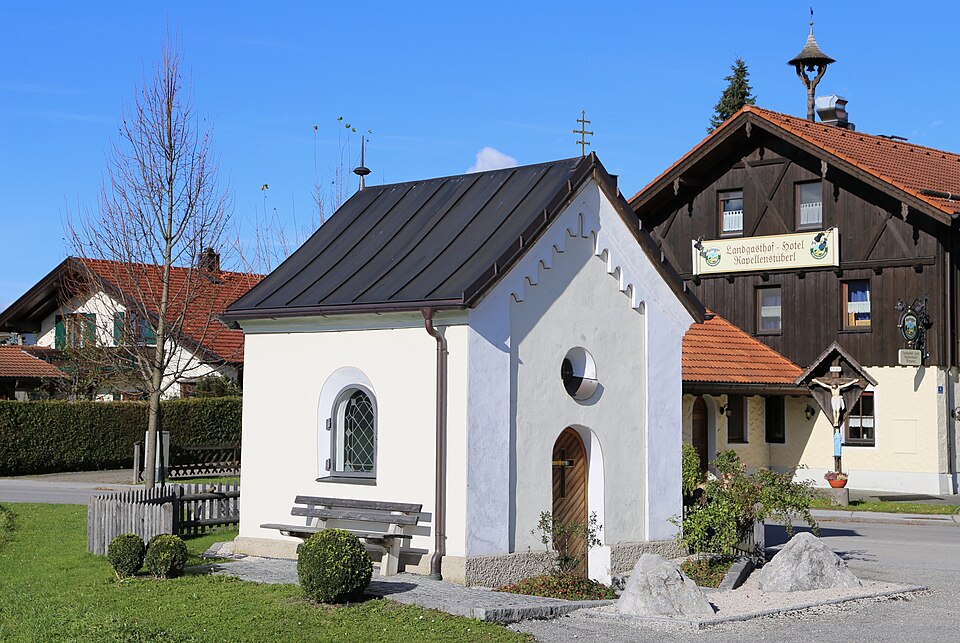Fenster-Fachbetriebe in Raubling: Nicklheimer Str. Kapelle – Foto: Rufus46 Fenster-Fachbetriebe in Raubling: Nicklheimer Str. Kapelle