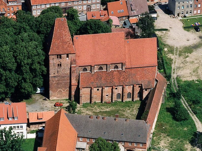 Fenster-Gurus in Rehna – Luftaufnahme kloster (Foto: No machine-readable author provided. Schiwago assumed) Luftaufnahme kloster in Rehna – Fenster-Gurus vermittelt Fachbetriebe in Rehna