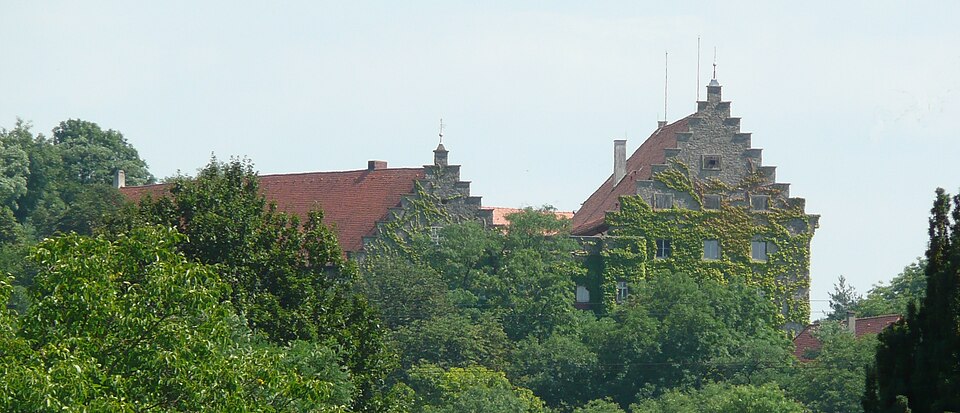 Fenster-Gurus in Reichenberg – Schloss (Foto: Carport) Schloss in Reichenberg – Fenster-Gurus vermittelt Fachbetriebe in Reichenberg