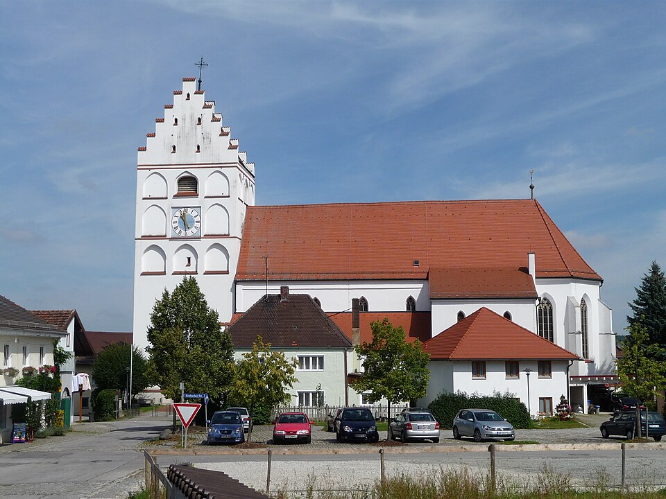 Fenster-Fachbetriebe in Reisbach: Pfarrkirche – Foto: Konrad Lackerbeck Fenster-Fachbetriebe in Reisbach: Pfarrkirche