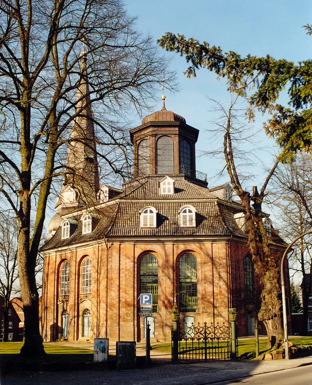 Fenster-Fachbetriebe in Rellingen: Rellinger Kirche – Foto: Uwe Barghaan Fenster-Fachbetriebe in Rellingen: Rellinger Kirche