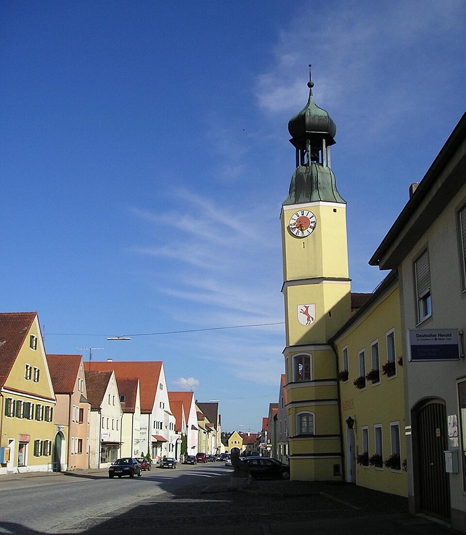 Fenster-Fachbetriebe in Rennertshofen: Mit Rathausturm – Foto: KBWEi Fenster-Fachbetriebe in Rennertshofen: Mit Rathausturm