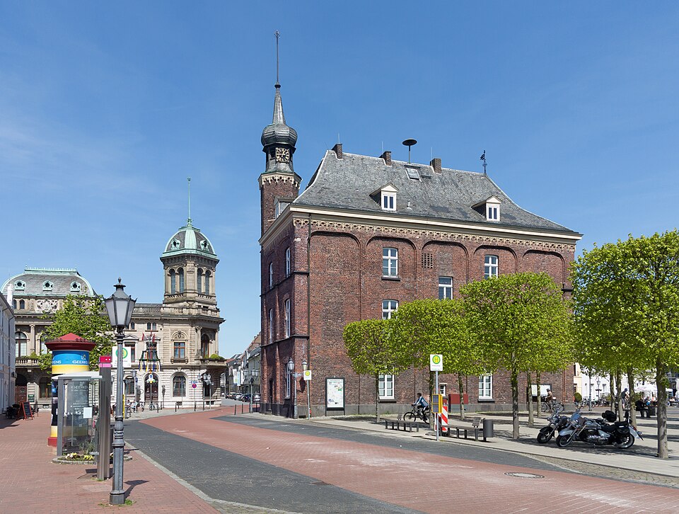 Fenster-Fachbetriebe in Rheinberg: Altes Rathaus en Stammhaus – Foto: Michielverbeek Fenster-Fachbetriebe in Rheinberg: Altes Rathaus en Stammhaus