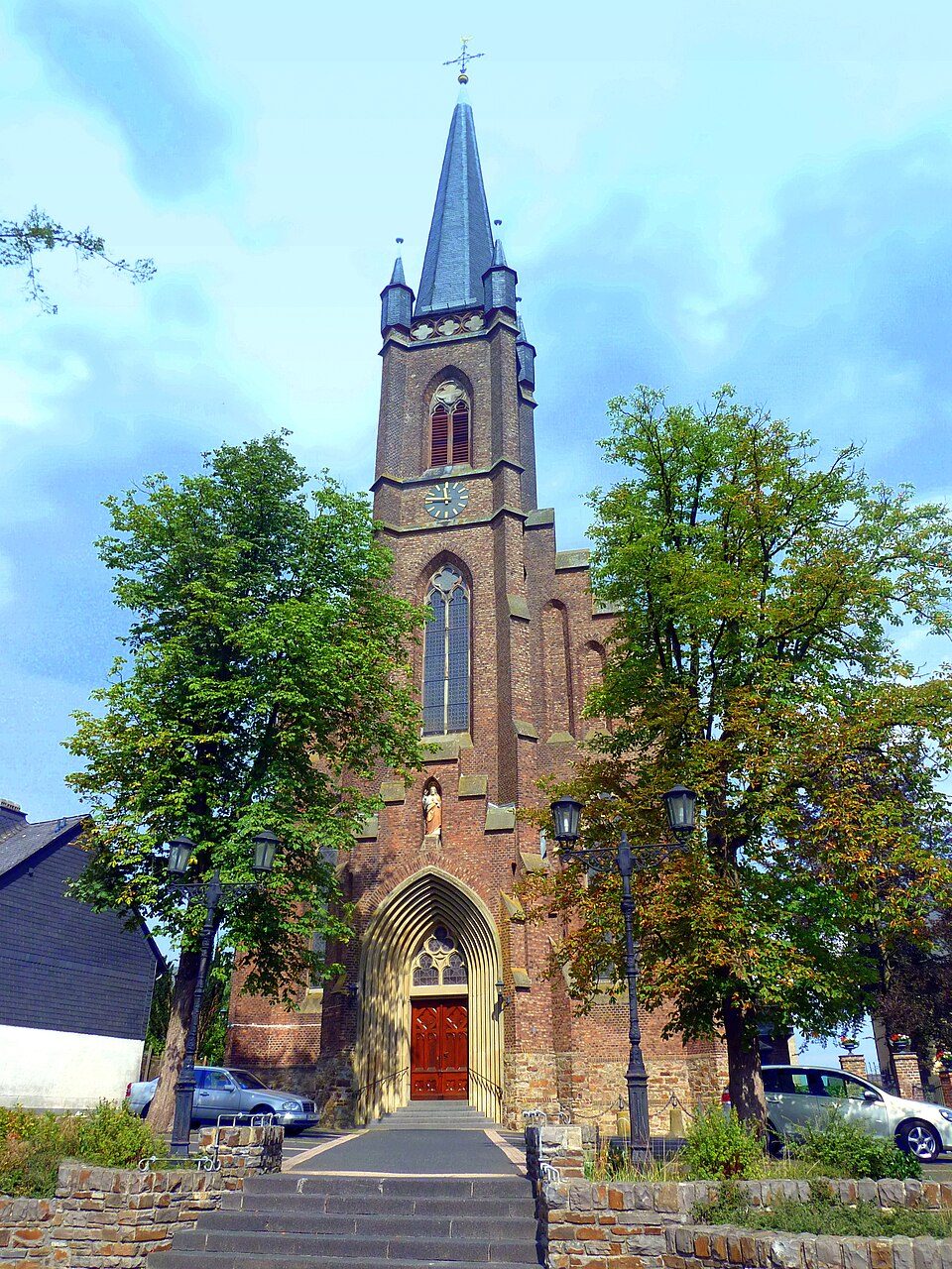 Kath. Kirche in Rheinböllen – Fenster-Gurus vermittelt Fachbetriebe in Rheinböllen