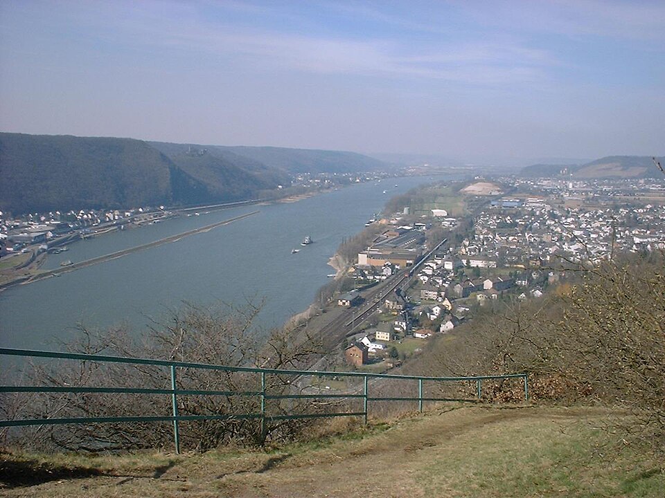 Fenster-Gurus in Rheinbrohl – Ansicht von Rheinbrohl (Foto: DorisAntony at German Wikipedia) Fenster-Gurus in Rheinbrohl – Ansicht von Rheinbrohl