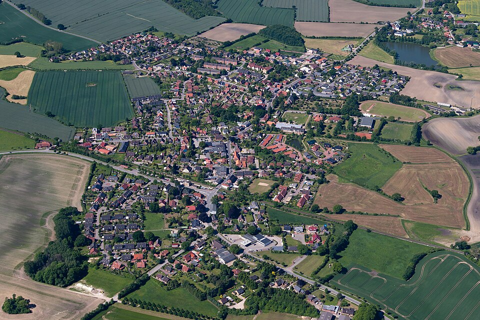 Fenster-Gurus in Rieseby – Ansicht von Rieseby (Foto: Louis-F. Stahl) Fenster-Gurus in Rieseby – Ansicht von Rieseby