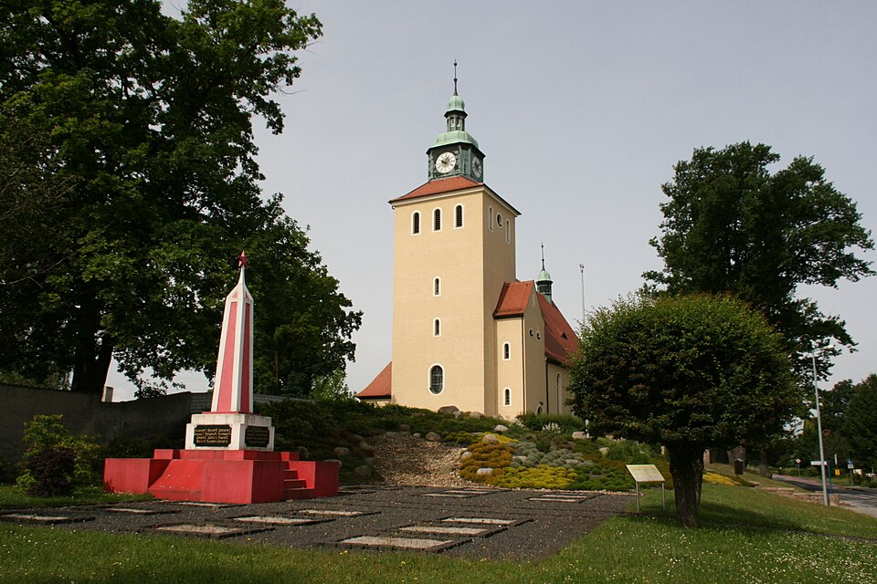 Kirchstraße, Soldatenfriedhof+Kirche in Rietschen / Rěčicy – Fenster-Gurus vermittelt Fachbetriebe in Rietschen / Rěčicy